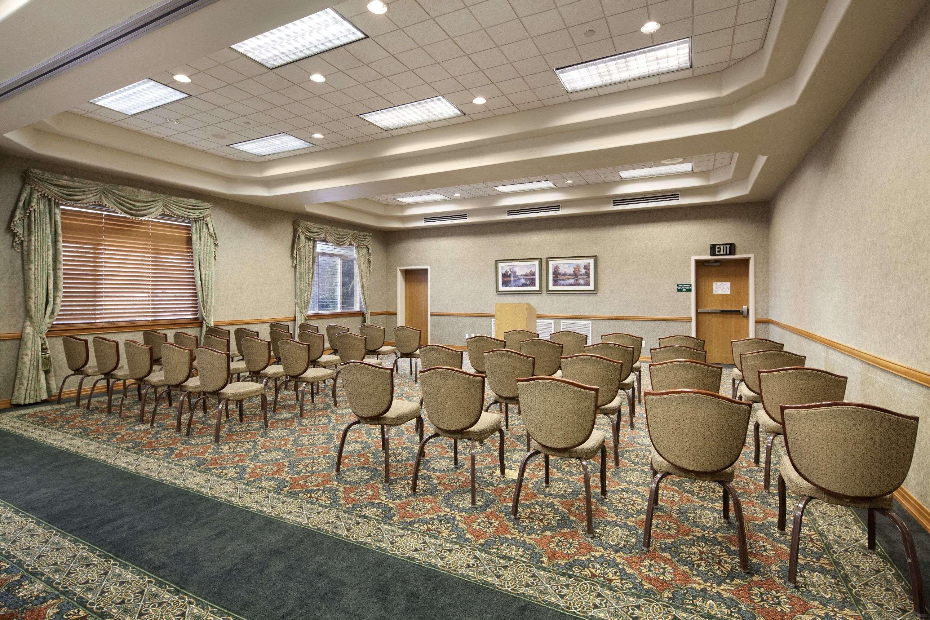 Ramada By Wyndham Olympia Hotell Eksteriør bilde A typical meeting room