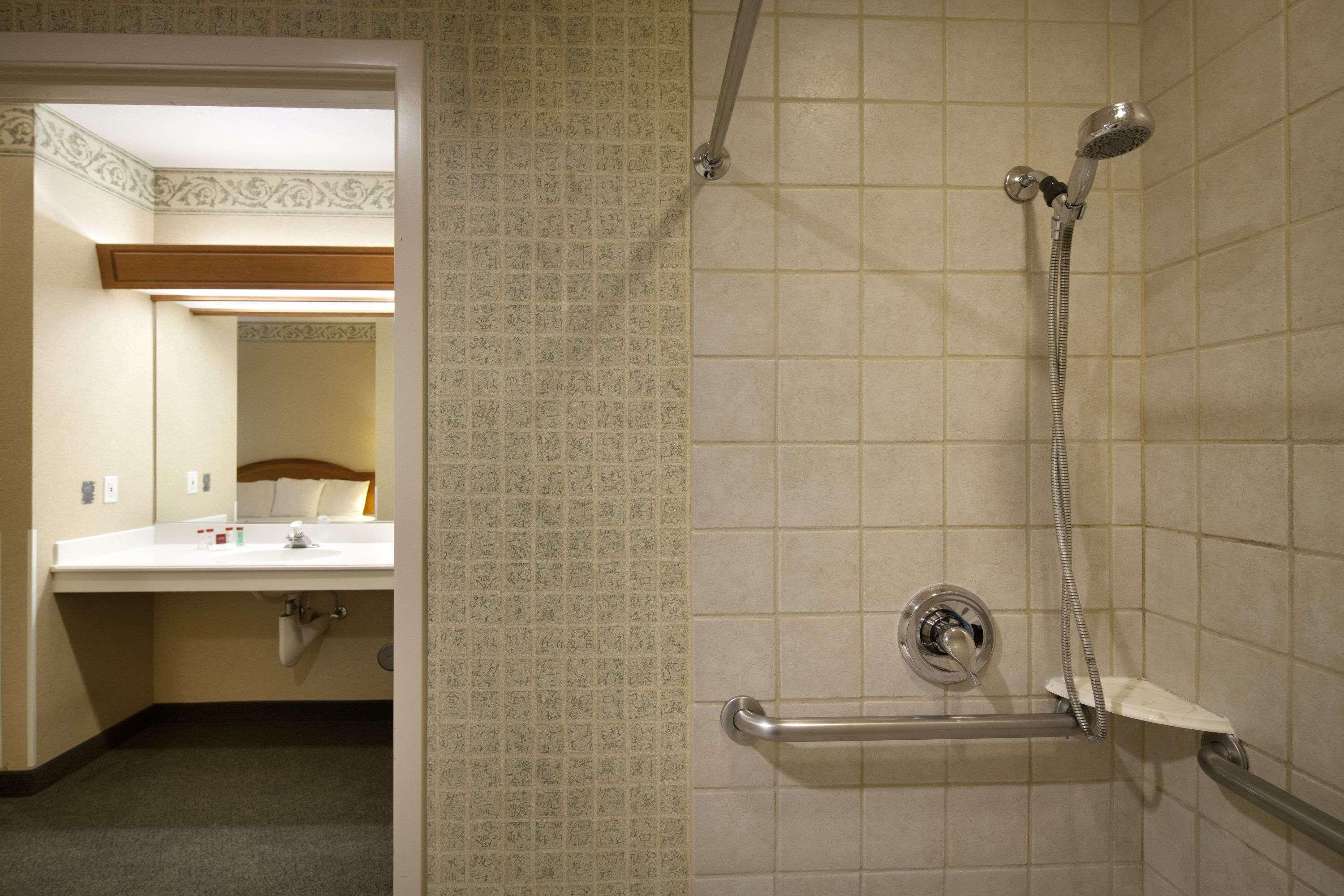Ramada By Wyndham Olympia Hotell Eksteriør bilde A shower with grab bars
