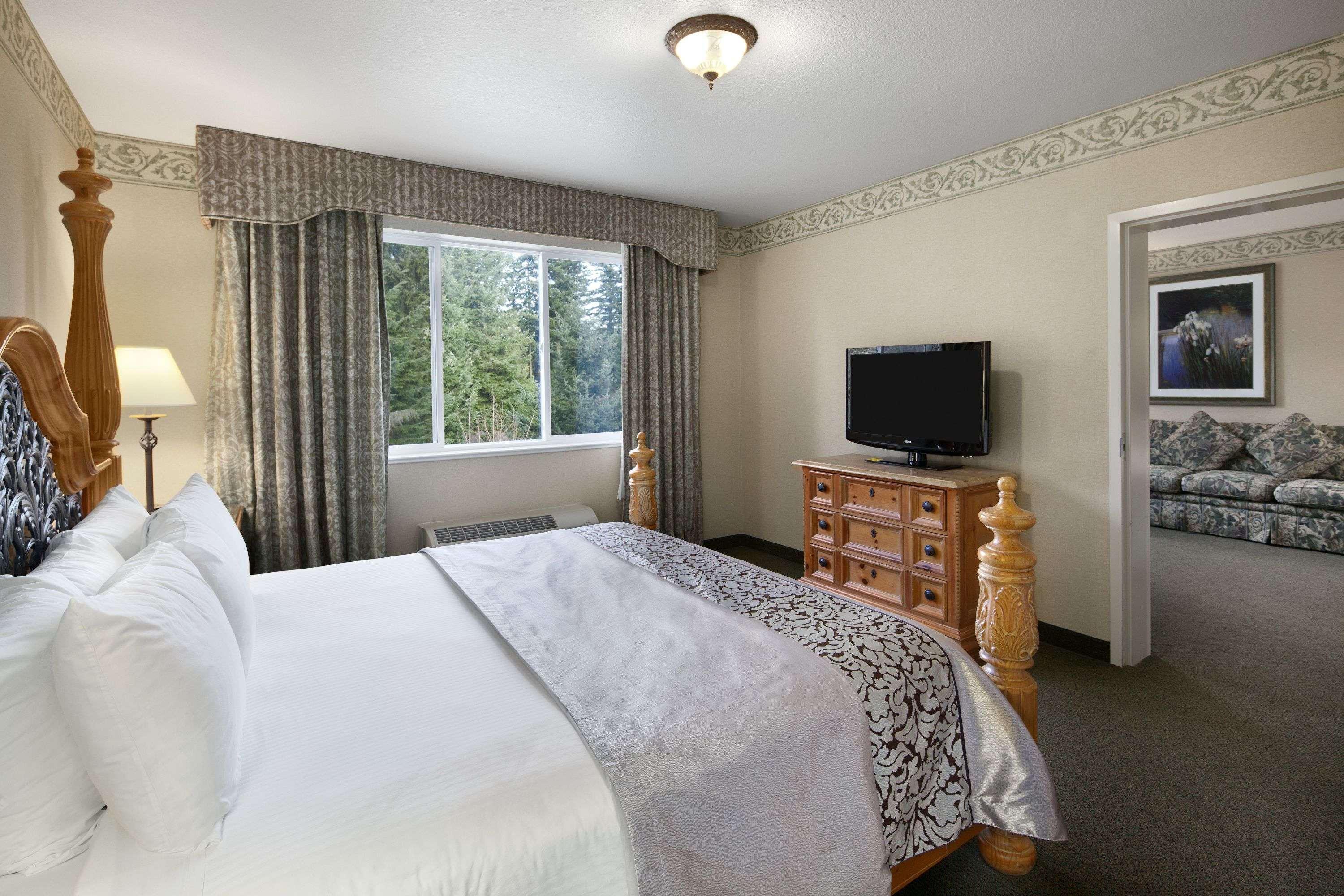 Ramada By Wyndham Olympia Hotell Eksteriør bilde A bedroom at the Lodge at the Coeur d'Alene Resort