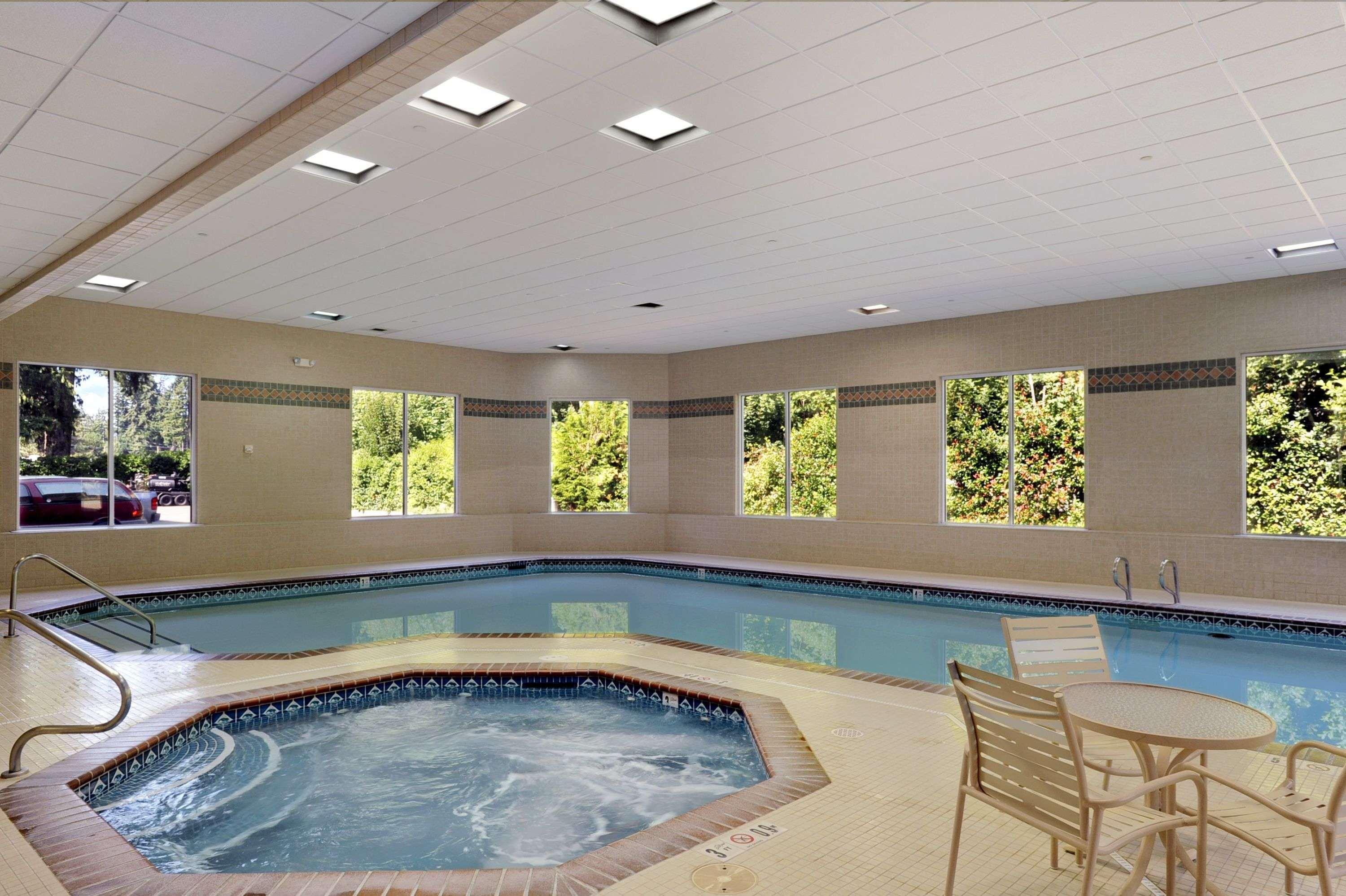 Ramada By Wyndham Olympia Hotell Fasiliteter bilde A pool with a spa