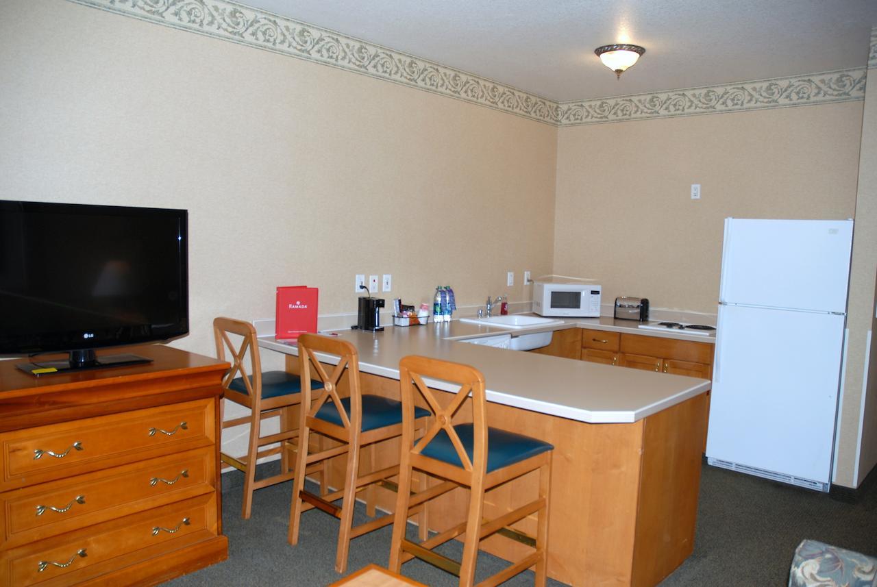 Ramada By Wyndham Olympia Hotell Rom bilde A typical kitchen in a typical hotel room