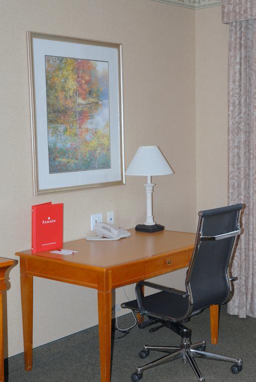 Ramada By Wyndham Olympia Hotell Rom bilde A typical hotel room desk